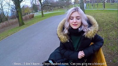 Поглъщане на горещата сперма на непознат за пари - свирка в парка от Eva Elfie